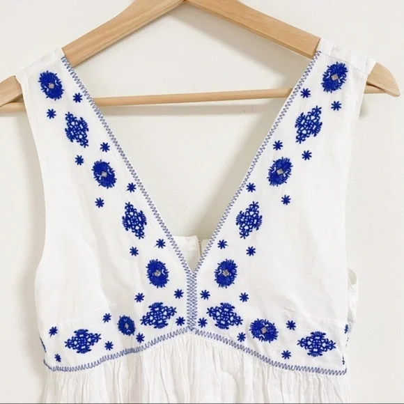 En creme white with blue embroidered vneck sleeveless tunic dress NWT